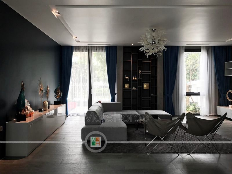 Lắp đặt sofa vào trung tâm không gian phòng khách giúp kết nối toàn bộ diện tích