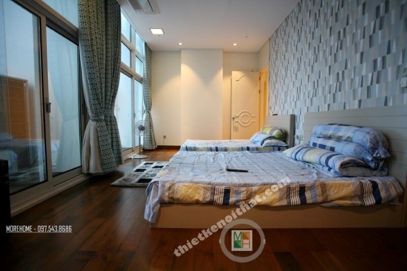 Việc bố trí nội thất vừa phải cho phép hai bé có nhiều không gian chơi đùa trong phòng hơn
