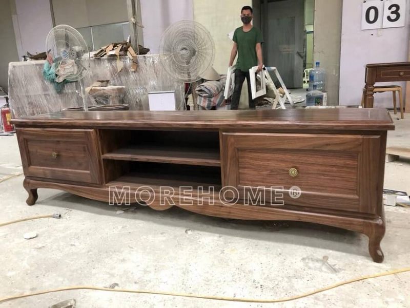 Mẫu kệ tivi gỗ óc chó được sản xuất dựa trên các tiêu chí về chất lượng, thẩm mỹ, và sự hài lòng của khách hàng.