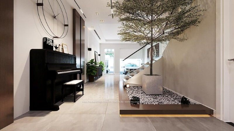 Trang trí nhà biệt thự bằng tiểu cảnh cây xanh căng tràn sức sống phía dưới cầu thang.