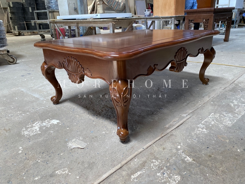 Bàn trà gỗ tự nhiên tân cổ điển được sản xuất tại xưởng nội thất Morehome với các chi tiết chạm khắc tỉ mỉ điêu luyện từ các thợ có kinh nghiệm lâu năm, hoa văn sắc nét thẩm mỹ